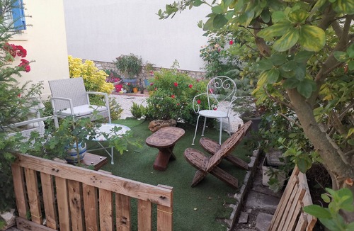 Melun Apartment | Attractive F2 souplex apartment with free PARKING, small garden and terrace