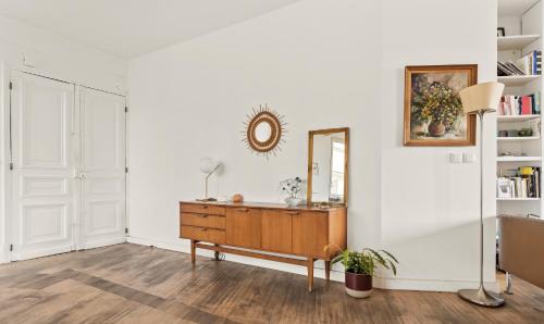 Quartier de la Porte-Saint-Denis Apartment | Atypique and minimalist design pour 8 personnes by Weekome
