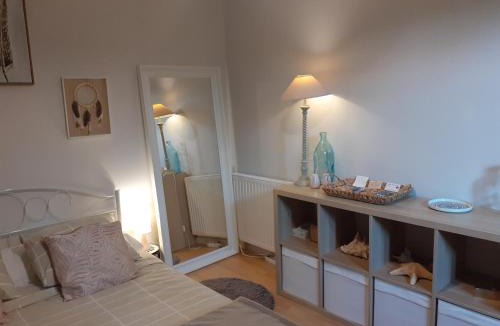 Salies-de-Bearn Bed & Breakfast | Au Bosquet, chambre et salle de bains avec petit déjeuner à 600 m du centre dans un cadre calme et verdoyant