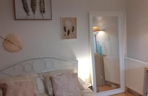 Salies-de-Bearn Bed & Breakfast | Au Bosquet, chambre et salle de bains avec petit déjeuner à 600 m du centre dans un cadre calme et verdoyant