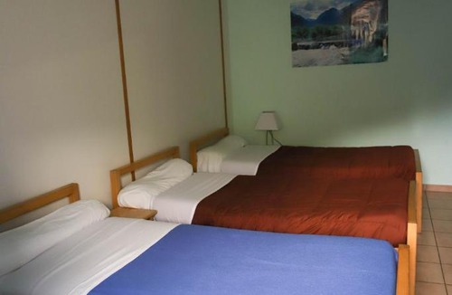 Saint-Laurent-les-Bains Hotel | AU CHAT BLEU