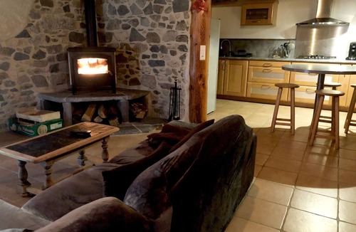 Charbonnieres-les-Vieilles House | 'Authentic and Cosy' Gîte with Private Terrace, Wi-Fi and Air Conditioning
