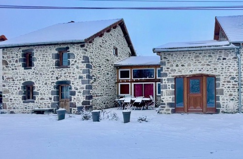 Charbonnieres-les-Vieilles House | 'Authentic and Cosy' Gîte with Private Terrace, Wi-Fi and Air Conditioning