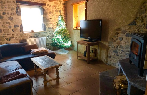 Charbonnieres-les-Vieilles House | 'Authentic and Cosy' Gîte with Private Terrace, Wi-Fi and Air Conditioning