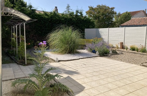 Saujon House | Authentic Charming 2 Bedroom House with Garden near City Center