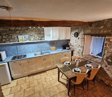 Bessay-sur-Allier House | authentieke gite Mouton