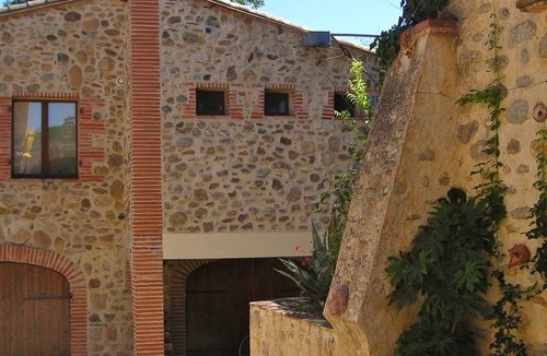 Vives Apartment | Award-winning Character Holiday Apartment in a Catalan Farmhouse (Casals)