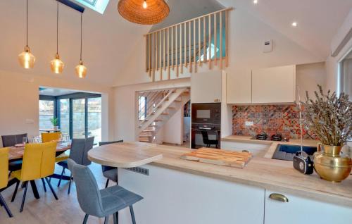 La Hague House | Awesome Home In Flottemanville-Hague With Wifi