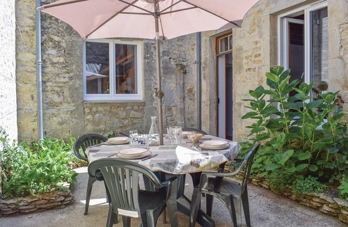 Sainte-Mere-Eglise House | Awesome home in Sainte-Mère-Eglise with WiFi