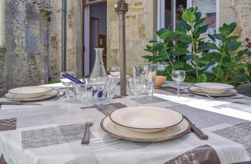Sainte-Mere-Eglise House | Awesome home in Sainte-Mère-Eglise with WiFi