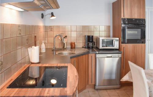 Sainte-Mere-Eglise House | Awesome Home In Sainte-Mère-Eglise With Wifi