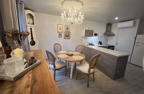 Villefranche-de-Rouergue Apartment | Babolène Shabby Suite