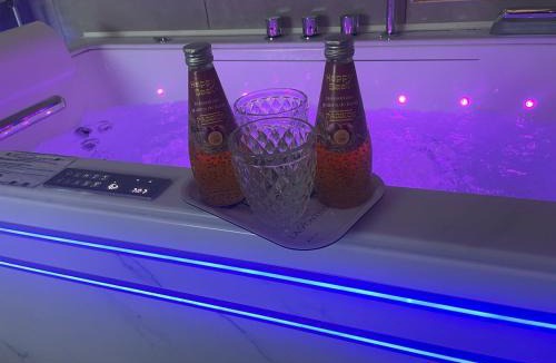 Pontarlier Apartment | Baignoire Balnéo romantic experience - L'époque