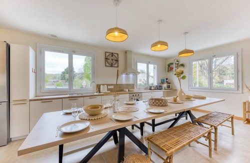 Saint-Germain-sur-Morin House | Balinese luxury villa Disneyland Paris. Spa, cinema, billiards for families.