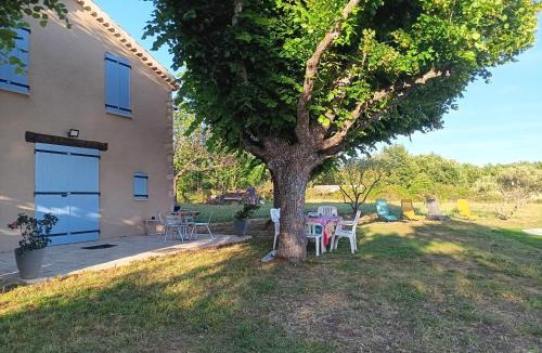 La Celle-sous-Gouzon Villa | Bastidon les tilleuls riez 04500 avec piscine