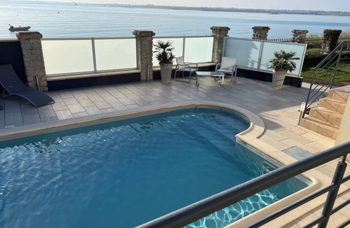 Plouneour-Trez Villa | Beach mansion directly by the sea + pirvat pool - stone´s throw enter the beach