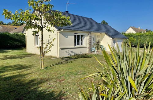 Surville House | Beachfront house with enclosed garden of 600 m2