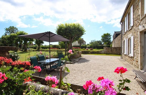 Bricquebec-en-Cotentin Cottage | Beautiful stone house, private garden in the heart of Cotentin