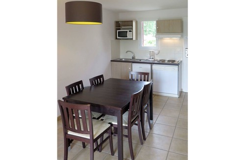 Barbaste Apartment | Beautiful apartment for 6 people with WIFI, pool, TV, terrace, pets allowed and parking