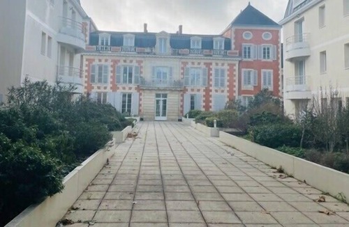 Perigny Apartment | Beautiful apartment in a large private park