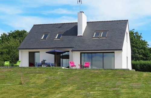 Saint-Marine Villa | Beautiful contemporary villa on large garden in Sainte Marine.