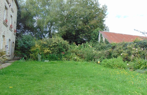 Vindefontaine House | Beautiful house with walled mature gardens in pretty village