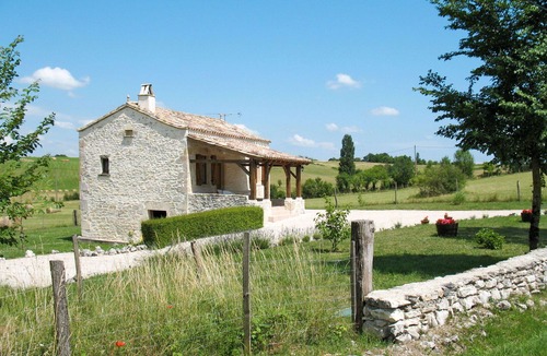 Lalbenque Villa | Beautiful private villa for 4 guests with TV, terrace and pets allowed