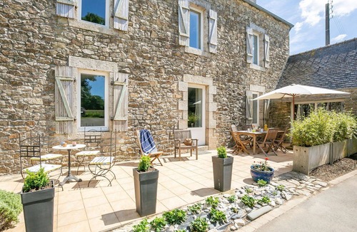 Bourg-Blanc House | Beautiful private villa for 8 guests with WIFI, pool, terrace, pets allowed and parking