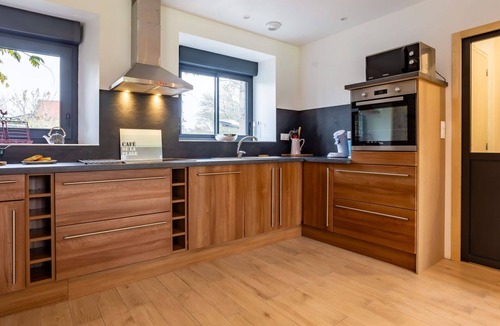 Surville House | Beautiful private villa for 4 guests with WIFI, TV, terrace and pets allowed
