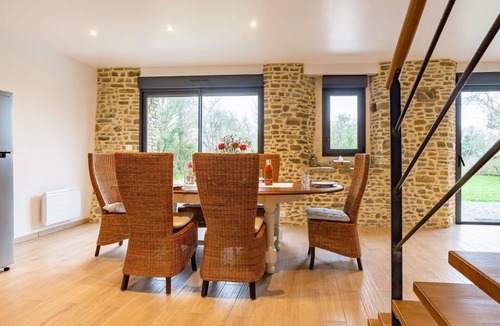 Surville House | Beautiful private villa for 4 guests with WIFI, TV, terrace and pets allowed