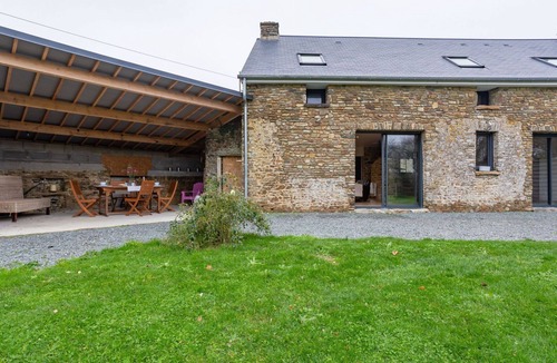 Surville House | Beautiful private villa for 4 guests with WIFI, TV, terrace and pets allowed