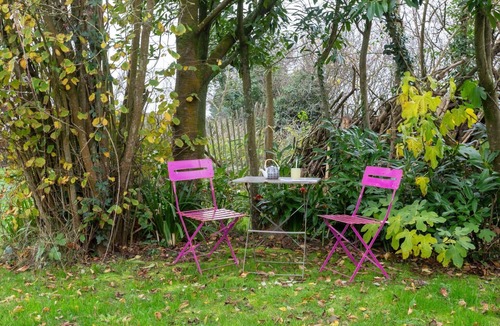 Surville House | Beautiful private villa for 4 guests with WIFI, TV, terrace and pets allowed