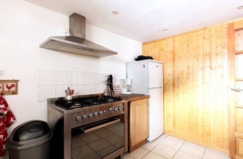 Les Sciauds Ski Chalet | Beautifully converted old barn near Bourg D'Oisans -19 single beds+2 infant cots