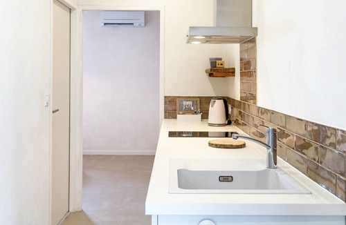 La Bastide-Clairence Bed & Breakfast | Bed and Breakfast 'Maison Perbos 1556 - Itsasoa' with Mountain View, Wi-Fi and Air Conditioning