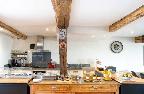 La Bastide-Clairence Bed & Breakfast | Bed and Breakfast 'Maison Perbos 1556 - Itsasoa' with Mountain View, Wi-Fi and Air Conditioning