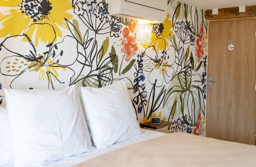 La Bastide-Clairence Bed & Breakfast | Bed and Breakfast 'Maison Perbos 1556 - Lurra' with Shared Pool, Wi-Fi and Air Conditioning