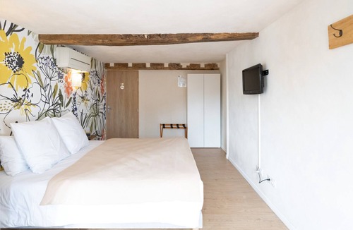 La Bastide-Clairence Bed & Breakfast | Bed and Breakfast 'Maison Perbos 1556 - Lurra' with Shared Pool, Wi-Fi and Air Conditioning