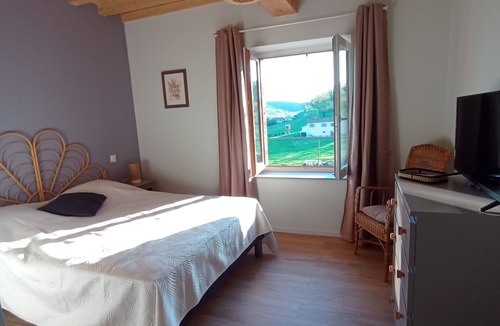 Saint-Martin-Lestra Bed & Breakfast | Bed and Breakfast 'Chambre Bois' with Shared Pool, Shared Terrace and Shared Garden