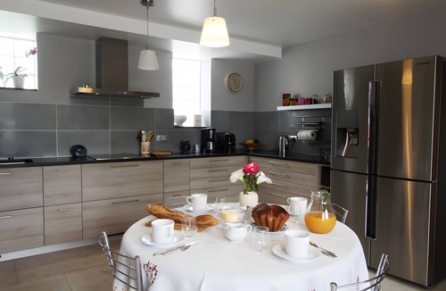 Muneville-sur-Mer Bed & Breakfast | Bed and Breakfast 'Chambre Chausey' with Shared Terrace, Shared Garden and Wi-Fi