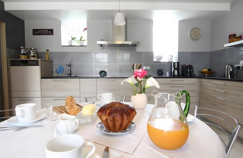 Muneville-sur-Mer Bed & Breakfast | Bed and Breakfast 'Chambre Chausey' with Shared Terrace, Shared Garden and Wi-Fi