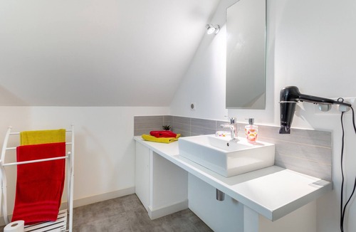 Moelan-sur-Mer Bed & Breakfast | Bed and Breakfast 'Cap À L'ouest' with Shared Terrace, Shared Garden and Wi-Fi
