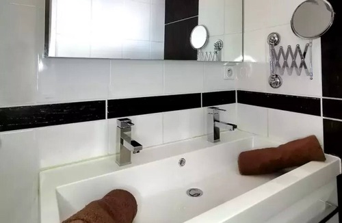 Mostuejouls Bed & Breakfast | Bed and Breakfast 'Chambres D'hôtes - Les Baumes' with Shared Pool, Wi-Fi and Air Conditioning