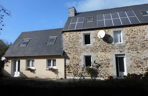Coatreven Bed & Breakfast | Bed and Breakfast 'Chambre De Convenant Hery Bihan' with Shared Garden and Wi-Fi