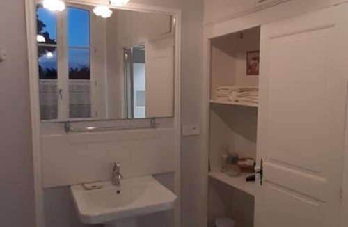Hautefort Bed & Breakfast | Bed and Breakfast 'Chambre Des Dames' with Shared Garden and Wi-Fi