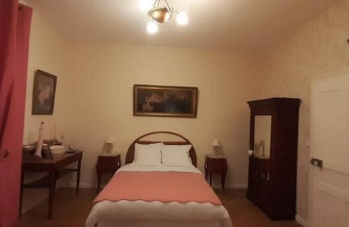 Hautefort Bed & Breakfast | Bed and Breakfast 'Chambre Des Dames' with Shared Garden and Wi-Fi