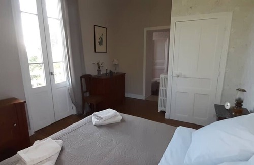 Hautefort Bed & Breakfast | Bed and Breakfast 'Chambre Aux Oiseaux' with Shared Garden