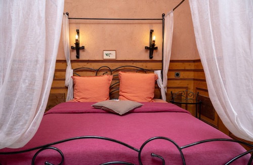 Pluvigner Bed & Breakfast | Bed and Breakfast 'Chambre Lancelot' with Shared Terrace, Shared Garden and Wi-Fi