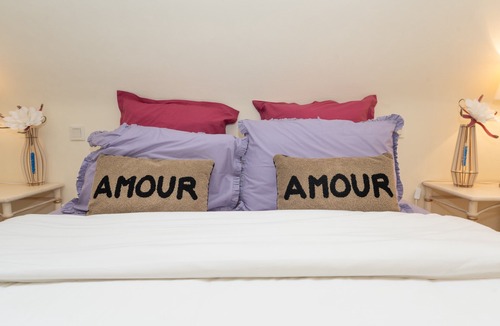 Saint-Ave Bed & Breakfast | Bed and Breakfast 'Chambre Romantique' with Shared Pool, Shared Terrace and Wi-Fi