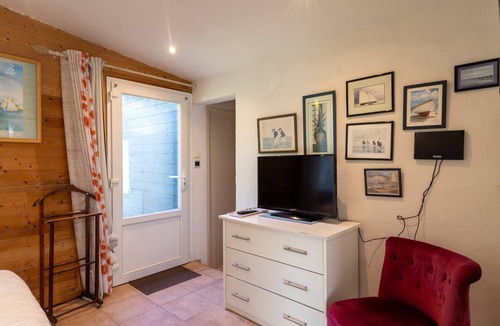 Lannion Bed & Breakfast | Bed and Breakfast 'Chalet Prunelle' with Shared Garden and Wi-Fi