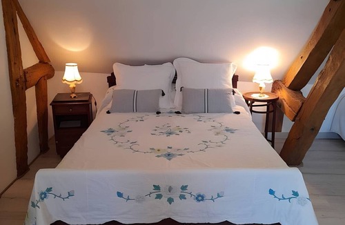 Saint-Bon Bed & Breakfast | Bed and Breakfast 'Chambre 2' with Shared Pool, Shared Terrace and Wi-Fi